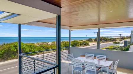 Beachfront Escape Busselton Отели в г. Воннерап
