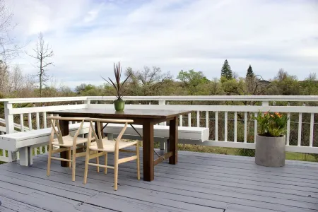 Luxury Home with Mount Shasta Views, Pool and Spa Отели рядом с достопримечательностью «McConnell Arboretum & Botanical Gardens»