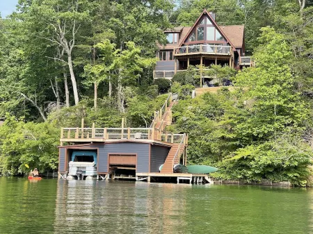 Evy's Paradise at Edwards Point Cove Отели рядом с достопримечательностью «Lake lure»