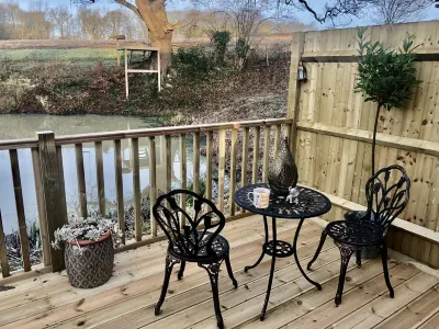 Cosy Nature Retreat with Waterviews Hotels near The Co-operative Wadhurst