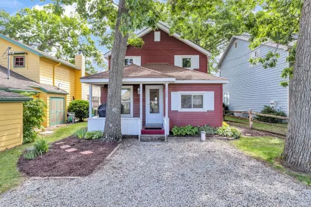 Waterfront lake cottage on gorgeous Clark Lake in Jackson! 4 bedrooms, sleeps 10