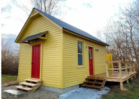 Bunkhouse Seventy-Four - Cute, quaint and just minutes from Jacksonville, IL