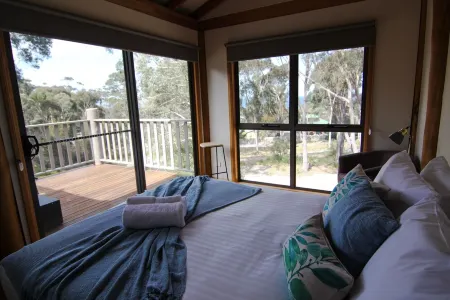 BAY OF FIRES SEACRET  Beach House in private bush acreage, with ocean views Отели в г. Биналонг Бэй