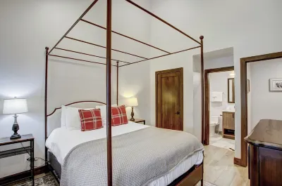 Snowflake Slopeside 4Br Penthouse w/ Hot Tubs, Concierge, & Easy Access to Lifts