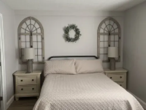 Adorable, updated condo. Walk to Weirs Beach. Near Bank of N.H.Pavilion. Hotels in Laconia