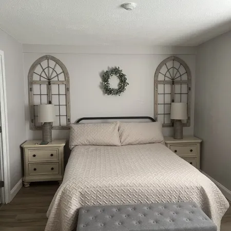 Adorable, updated condo. Walk to Weirs Beach. Near Bank of N.H.Pavilion.