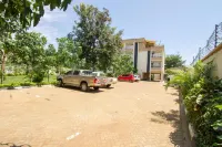 Victoria Comfort Inn - parking