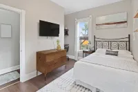 Chic 2BR & PKNG Mins to Downtown, Fiserv, Brewers Rave, St. Lukes, & Froedtert