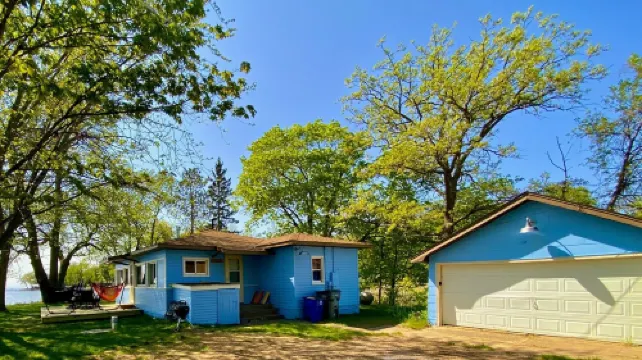 2Br Lakefront Cabin, Sandy Beach, Kayaks, Docks, Hammock Chairs & Firepit