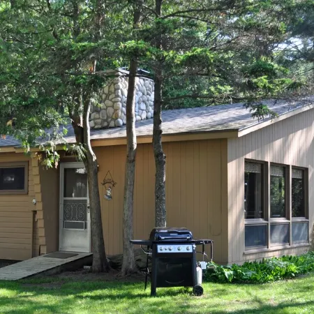 Peaceful villa on the sugar sand shores of Big Glen Lake!