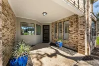 Luxury retreat in prime location close to entertainment, restaurants & shopping