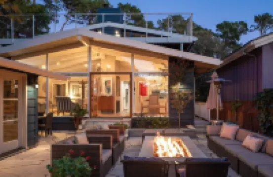 Walk to beach & town! 4 bdrm sleeps 7, private yard, firepits, deck w/ocean view