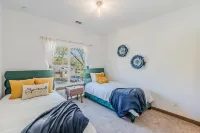 Entertainment District -Walk to Stadiums - Near Six Flags -Sleeps 8 - Parvekkeita