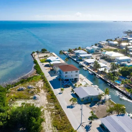 New waterfront, oceanview, 3 king bedrooms, w/full baths + 1/2 bath w/pool, dock