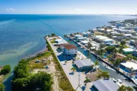 New waterfront, oceanview, 3 king bedrooms, w/full baths + 1/2 bath w/pool, dock