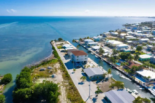 New waterfront, oceanview, 3 king bedrooms, w/full baths + 1/2 bath w/pool, dock