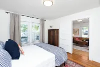 The All-American Cottage Seconds from Gypsy Hill Park! Kid and Pet friendly!