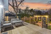 The Historic Blue Bungalow / Hot Tub / 5 min to Magnolia Hotels in McLennan County