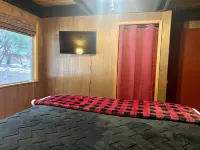 The Cozy Cub: Air Conditioning, Dog Friendly, Pool Table, Private Lakes in Bls