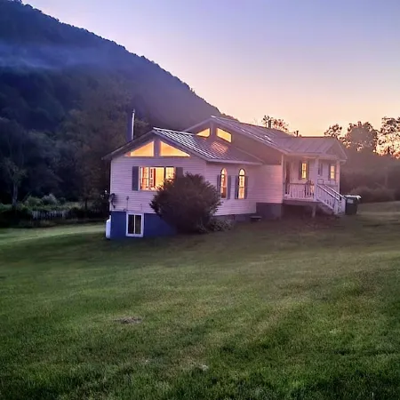 Family & Friends Retreat w/HotTub, Amazing Views, 5 big bedrooms & 14 acres