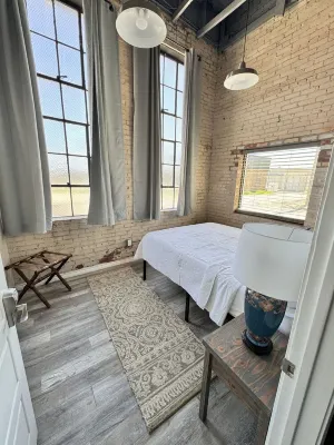 Stylish downtown apartment in Brownwood close to all of the downtown events Hôtels à proximité de : Brown County Museum of History & Firearms Museum of Texas