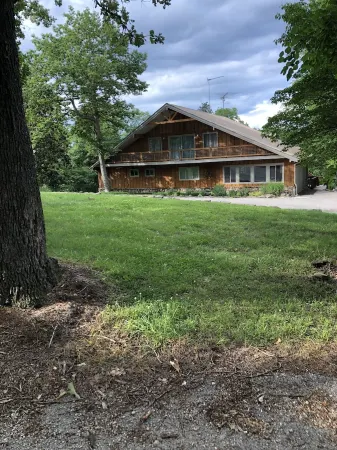 Lake front secluded house w/private boat/swim dock on 242 acre cattle ranch.