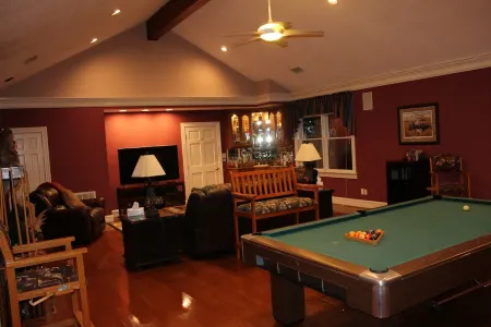 Farmhouse on Beautiful Bison Farm Отели в г. Расселл