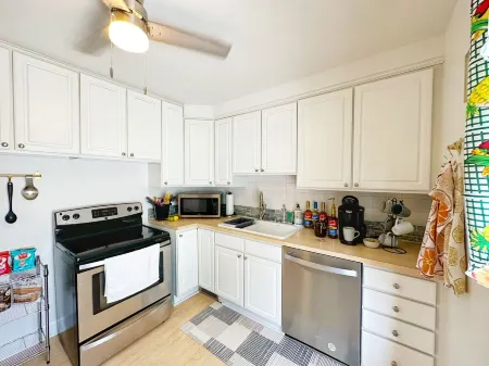 Cozy, Private-Entry Loft Located within Walking Distance to Everything! Отели в г. Гросс Пуэнт Парк