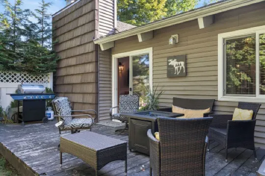 Townhouse in Private Lakeside Community