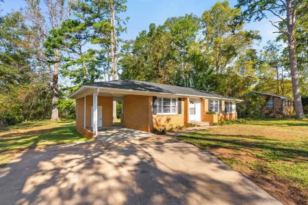 Cozy Home one block from The Creek Golf Club
