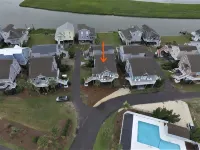 Beautiful 3BR house in perfect location w/ water view, all linens included! 오션아일랜드 비치 호텔