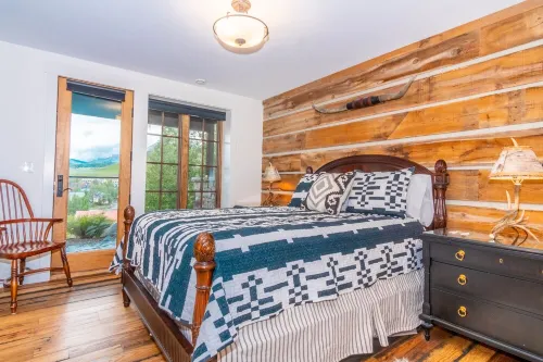 Fox Trot Cabin- On Mountain, Fabulous Views, Hot Tub, Walk to Ski Lifts