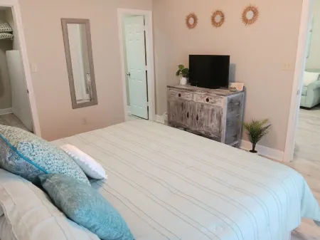 Charming BEACHFRONT condo in Galveston, 2 POOLS open year round, FITNESS CENTER Отели рядом с достопримечательностью «Муди Гарденс»