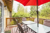 Hillside Cottage w/ Chef's Kitchen miles from Seattle