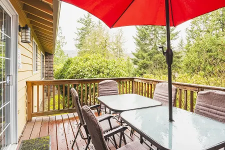 Hillside Cottage w/ Chef's Kitchen miles from Seattle Отели рядом с достопримечательностью «Серенити»