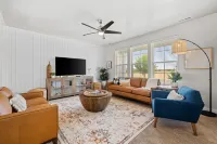 NEW BoHo Cottage w/ Arcade room- Pet friendly! Hotels in Meridian