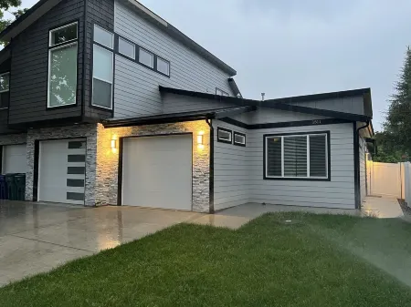 New Modern Townhome Downtown Coeur d'Alene minutes to waterfront restaurant shop Отели в г. Кутеней