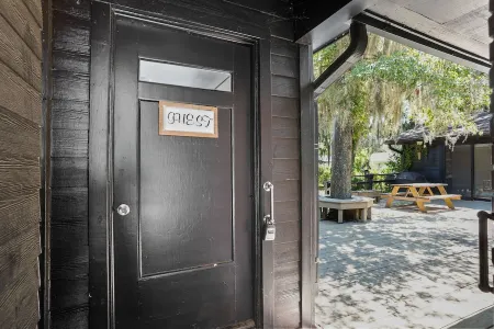 10 min to Parris Island - Pet friendly Retreat w/ Yard & 1-1 Guest House Отели рядом с достопримечательностью «Spanish Moss Trail Train Depot»