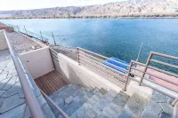 Riverfront Oasis Guest House, one bedroom with dock