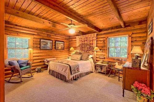 Mountaintop log cabin w/ wood stove hot tub and grill near Lake Chatuge