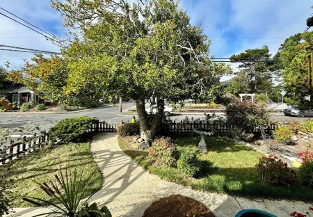 Beachy Chic Seaside Retreat-gas fireplace & firepit, steps to beach, prom & town