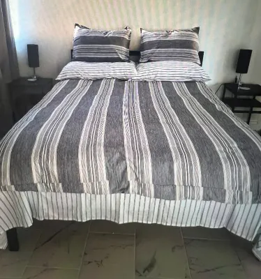 Waikiki Condo high walk score, 2 Bdrms w/doors, pullout sofa
