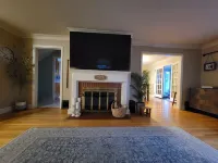 Charming home, quiet neighborhood< 2mi to Shattuck, game room, deck