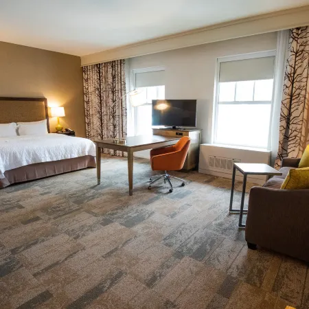 Hampton Inn & Suites Manchester