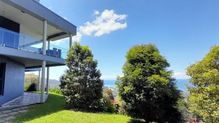 ON TOP OF THE WORLD Garden StudioPanoramic Ocean Views, Close to Town & Beaches Отели рядом с достопримечательностью «The Big Banana»