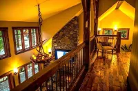 Knotty Lodge – Rustic Charm + Modern Comfort Near Mt. Baker, Hot Tub, WiFi - Homestays
