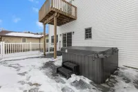 Lakefront W/ Private Beach, Pool, Hot Tub, Golf Simulator, Projector, Bar & more - 4 tähden