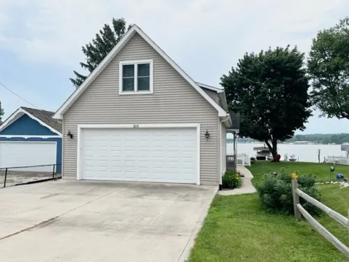 Huge waterfront lake house on Manitou- perfect year round retreat, sleeps 10 Hotels in Rochester