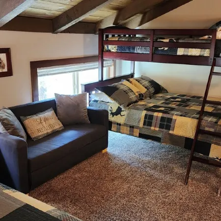 3 Min to SHARC with 8 Passes! Private Hot Tub, Quite Cul-de-sac w/ PS4 & BBQ