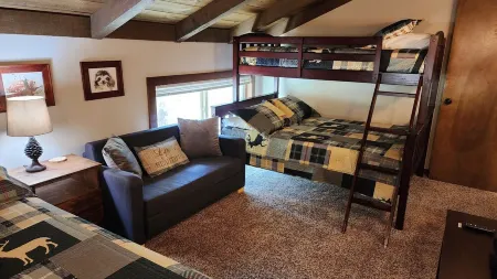 3 Min to SHARC with 8 Passes! Private Hot Tub, Quite Cul-de-sac w/ PS4 & BBQ